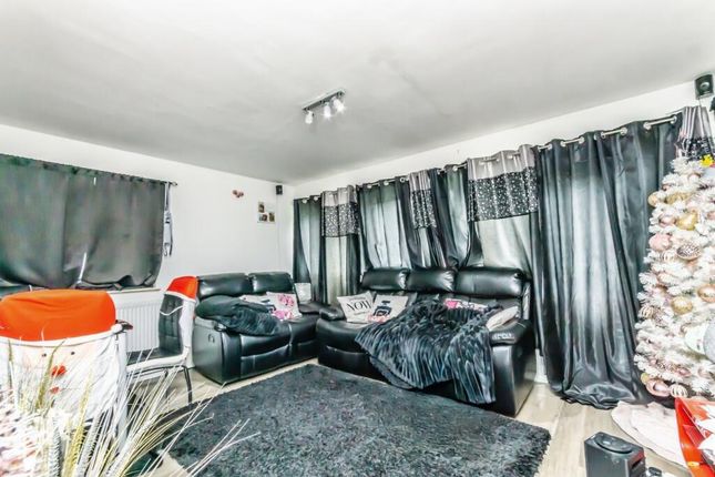 4, Bramble Close, Croydon photo 4
