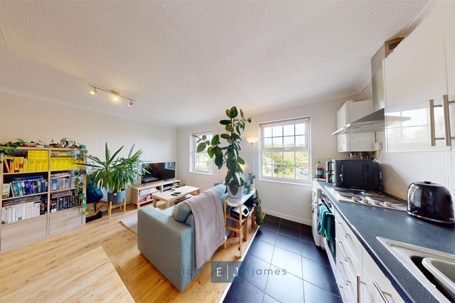 8 Diggins Court, High Road, Loughton photo 4