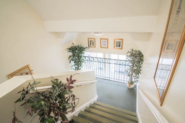 20, Royal Court, Weston-super-Mare photo 4