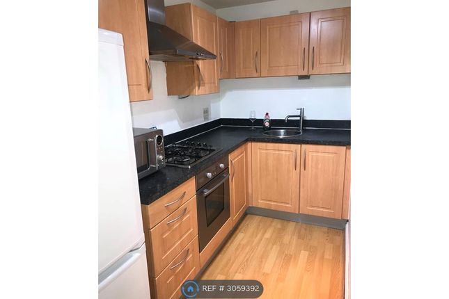 Flat, Tarragon Court Ilford, London photo 2