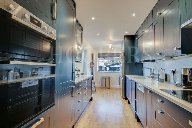 115, Vincent Gardens, London photo 2