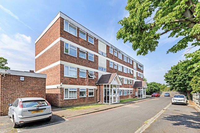 Flat to rent in Beechcroft Close, Valley Road, London