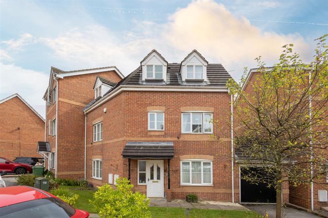 Town house for sale in Redbarn Close, Leeds
