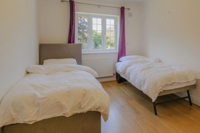 Flat to rent in Old Orchard, Shoppenhangers Road, Maidenhead