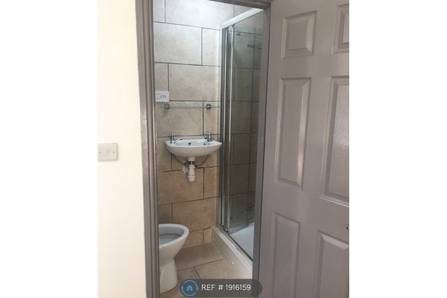 Room to rent in Queensland Avenue, Coventry
