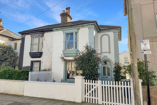 2-bed house on 35 Simeon Street, Ryde, £290,000