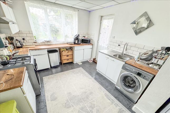 60, Gladstone Avenue, Feltham photo 4