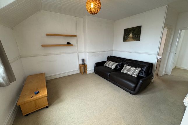Flat to rent in Stanwell Road, Penarth