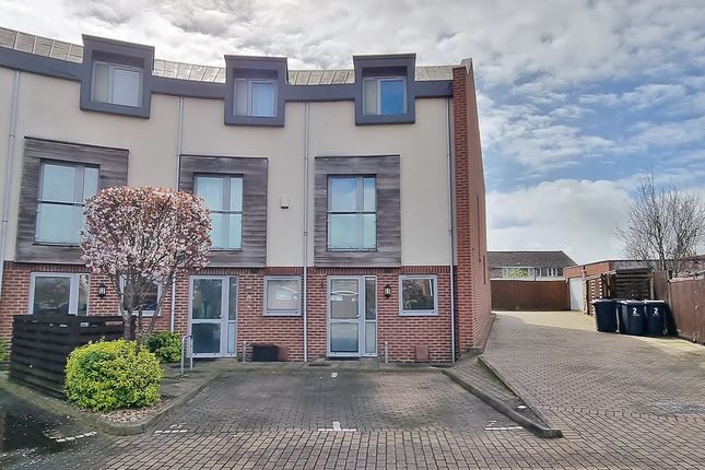 Thumbnail Town house for sale in Finley Place, Havant