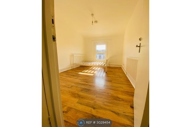 Flat, Brook House Hook Road, Surbiton photo 3