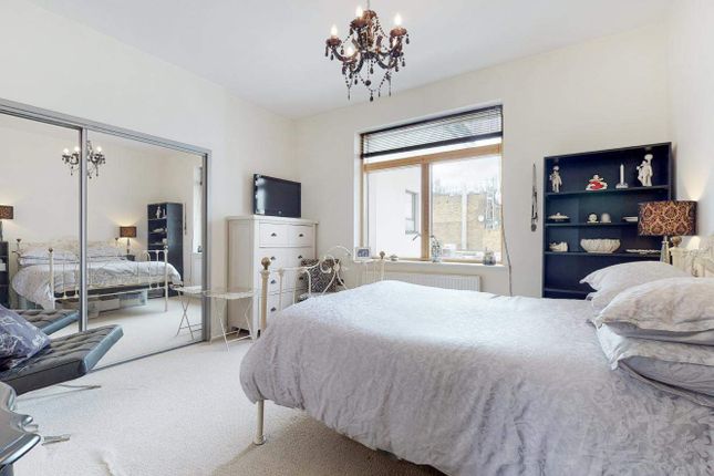 Flat for sale in Kingsgate Place, London