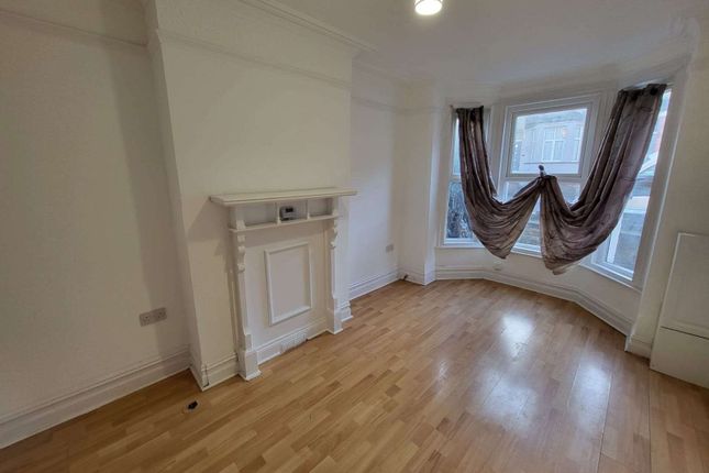 12 Russell Street, Luton photo 3