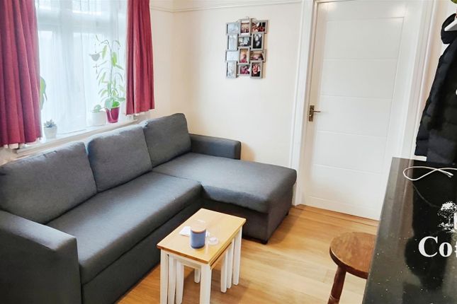 Flat to rent in Fountains Crescent, London