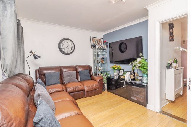 58, Seaton Grove, Buckinghamshire photo 2