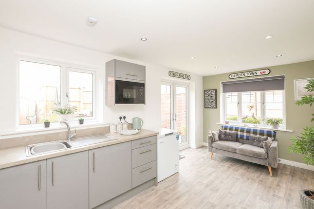 4 Ladybrook Close, Chesterfield photo 2