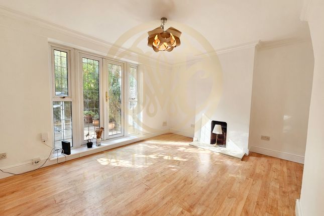 Flat 126 Royal Oak Court, London photo 3