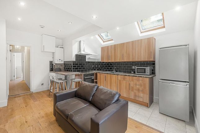 Flat to rent in Holyport Road, Fulham, London