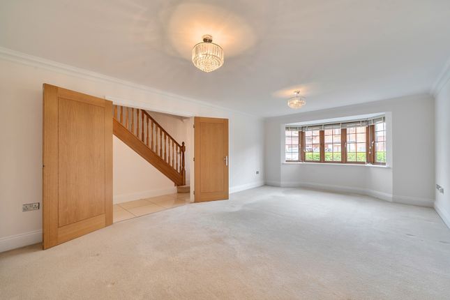 32, Bishop Ramsey Close, Middlesex photo 2