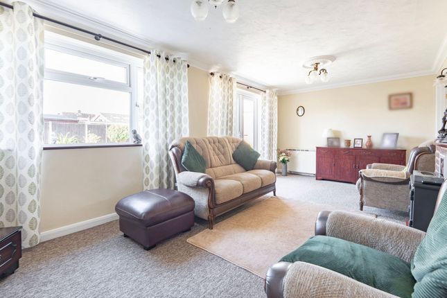 25 Firs Avenue, Great Yarmouth photo 4