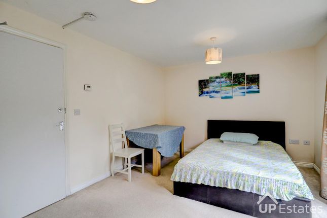 8, Silver Birch Avenue, Coventry photo 3