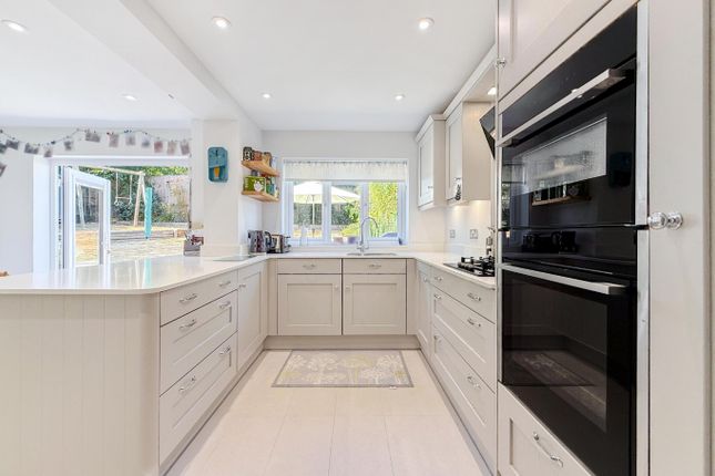 6 Byron Close, Yateley, Hampshire photo 3