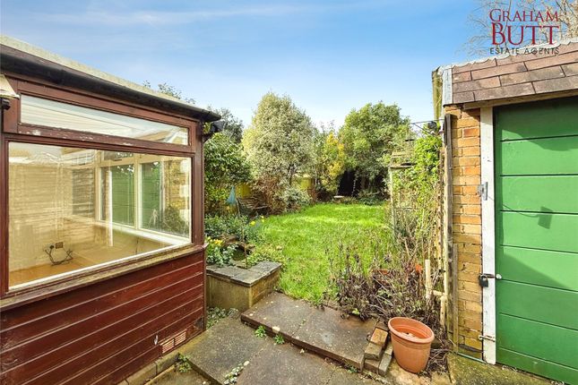 39, Oakcroft Gardens, West Sussex photo 2