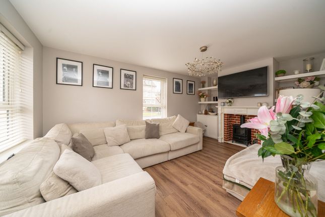 1 Woodwhite Way, Hemel Hempstead photo 2