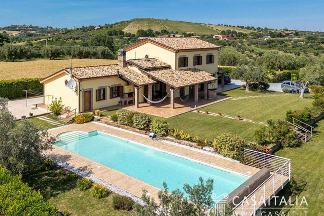 Thumbnail Villa for sale in Giulianova, Abruzzo, Italy