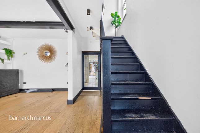 124, Tolworth Rise South, Surbiton photo 3