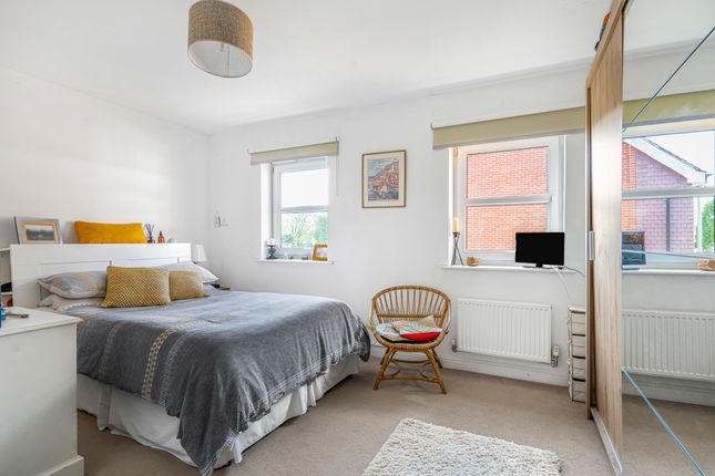 38 School Close, High Wycombe photo 4