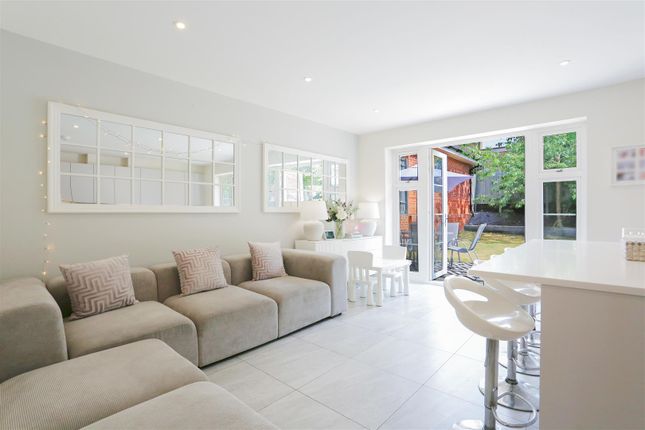 5, Brambling Close, Banstead photo 3