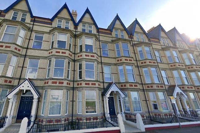 1 bed flat to rent in West Parade, Rhyl LL18