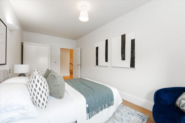 Flat for sale in Searle House, Kingsway Square, 98 Battersea Park Road, London