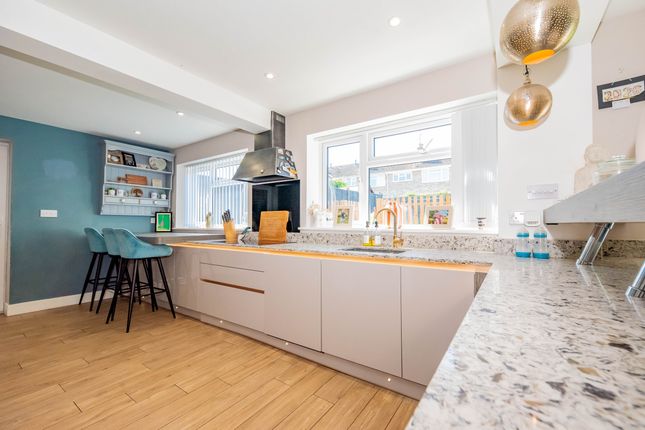 11 Bramling Avenue, Yateley photo 3