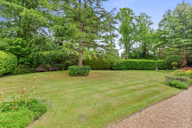 28, Snells Wood Court, Little Chalfont photo 3