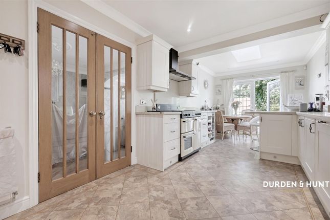 8 Nelwyn Avenue, Hornchurch photo 3