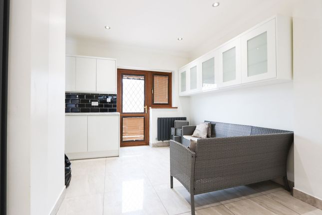 2 Morland Gardens, Southall photo 4