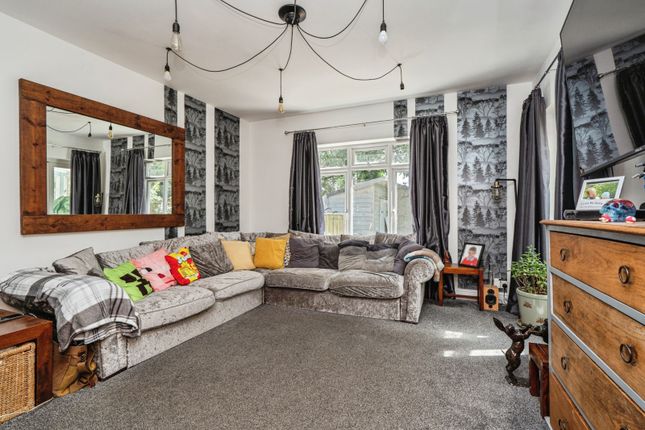 67, Oakfields, Surrey photo 4