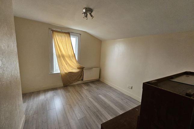 Thumbnail Flat to rent in Courtland Avenue, Ilford