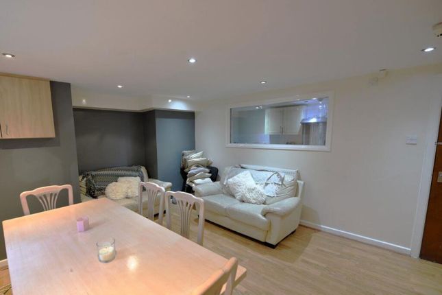 Flat A, 8, Wood Lane, LEEDS photo 3