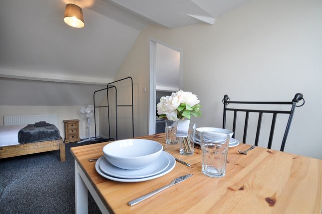 Room to rent in York Place, Newport