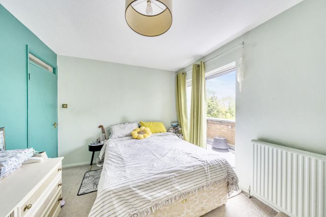 65 The Seasons, September Way, Stanmore photo 4