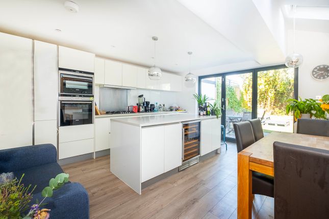 23, Ravenswood Road, London photo 2