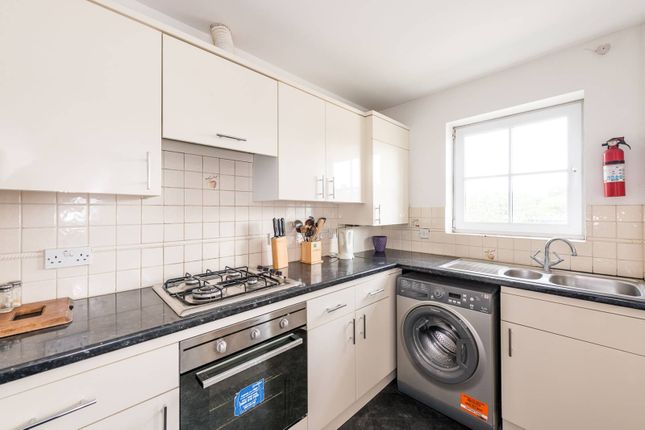 Flat to rent in Bedser Close, Vauxhall, London