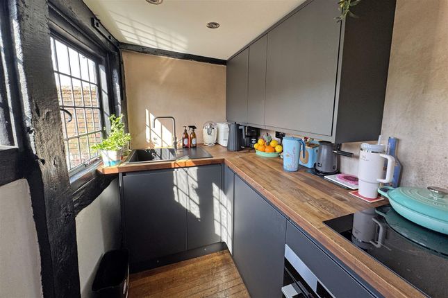 Flat 4, Tudor Lodge, High Street, Godalming photo 3