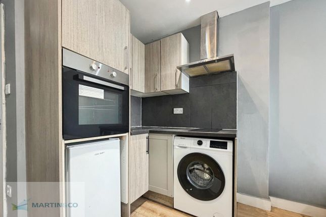 Flat 5, Dalbani House, 257C, Burlington Road, New Malden photo 3