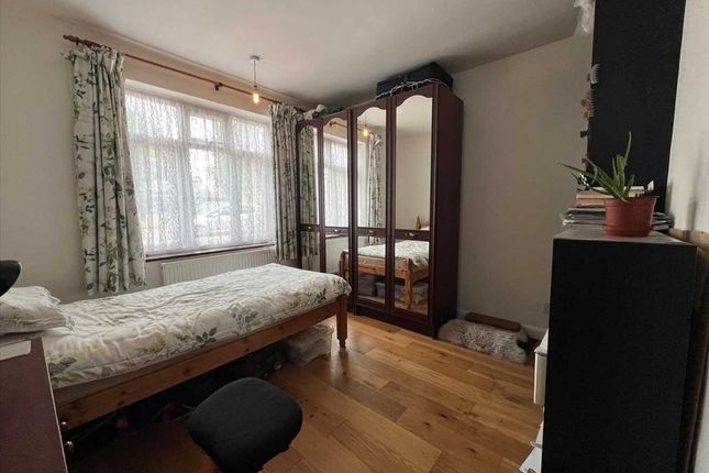 292, Camrose Avenue, Edgware photo 5