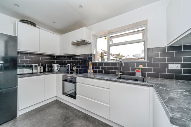 144, Montgomery Close, Stewartby, Bedford photo 4