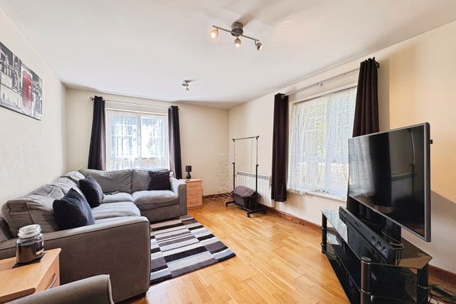 2, Curlew Court, Aldershot photo 2