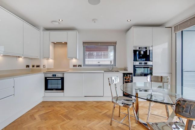 Flat Twenty Nine Bee, 58, Commercial Road, London photo 4